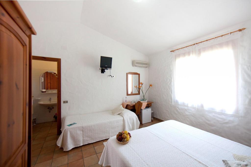 Hotel S'obreschida Castiadas Habitación foto